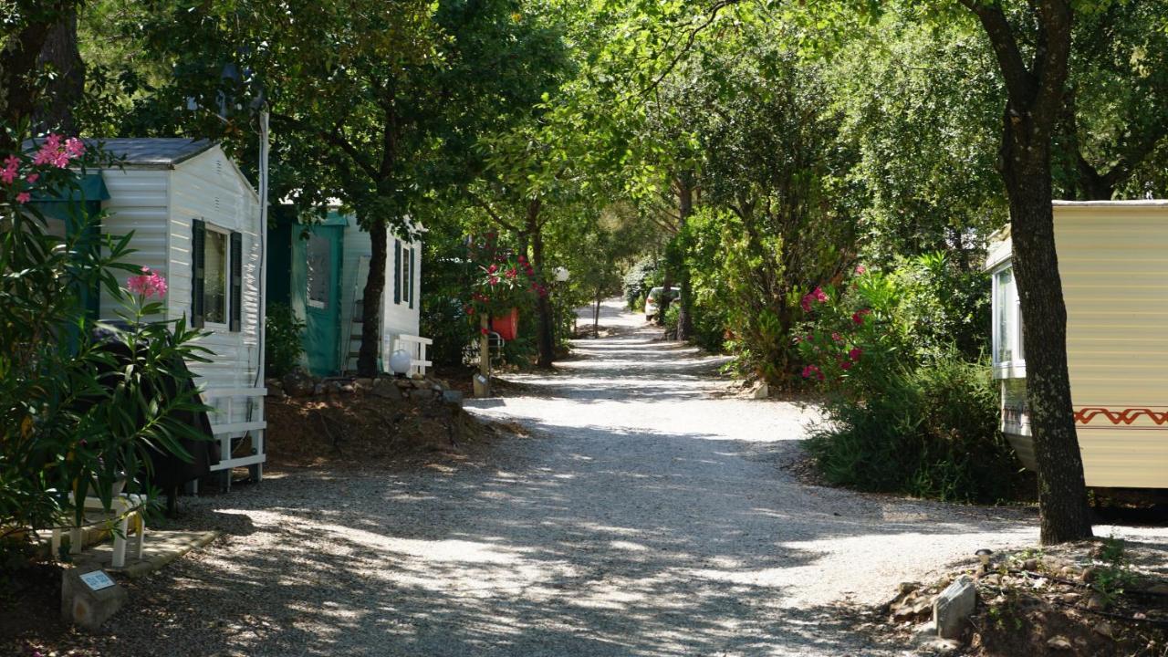 Chalets Met Buitenkeuken Op Camping Lei Suves - Joycasa รอกเกอบรูน-ซูร์-อาร์ฌ็องส์ ภายนอก รูปภาพ