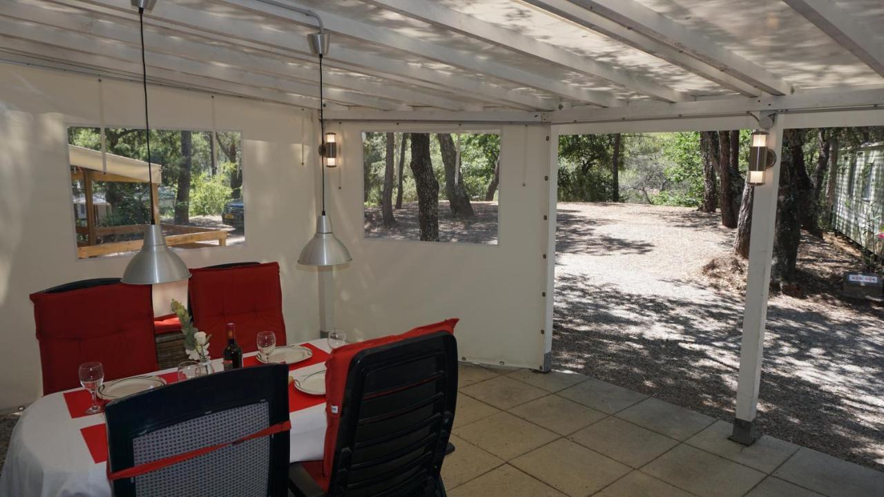 Chalets Met Buitenkeuken Op Camping Lei Suves - Joycasa รอกเกอบรูน-ซูร์-อาร์ฌ็องส์ ภายนอก รูปภาพ