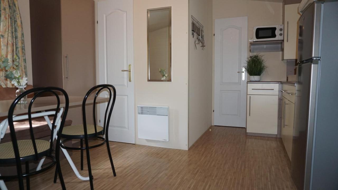 Chalets Met Buitenkeuken Op Camping Lei Suves - Joycasa รอกเกอบรูน-ซูร์-อาร์ฌ็องส์ ภายนอก รูปภาพ