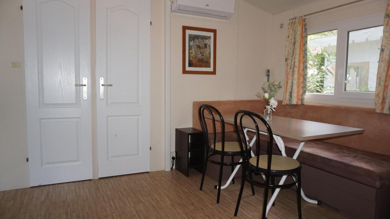 Chalets Met Buitenkeuken Op Camping Lei Suves - Joycasa รอกเกอบรูน-ซูร์-อาร์ฌ็องส์ ภายนอก รูปภาพ