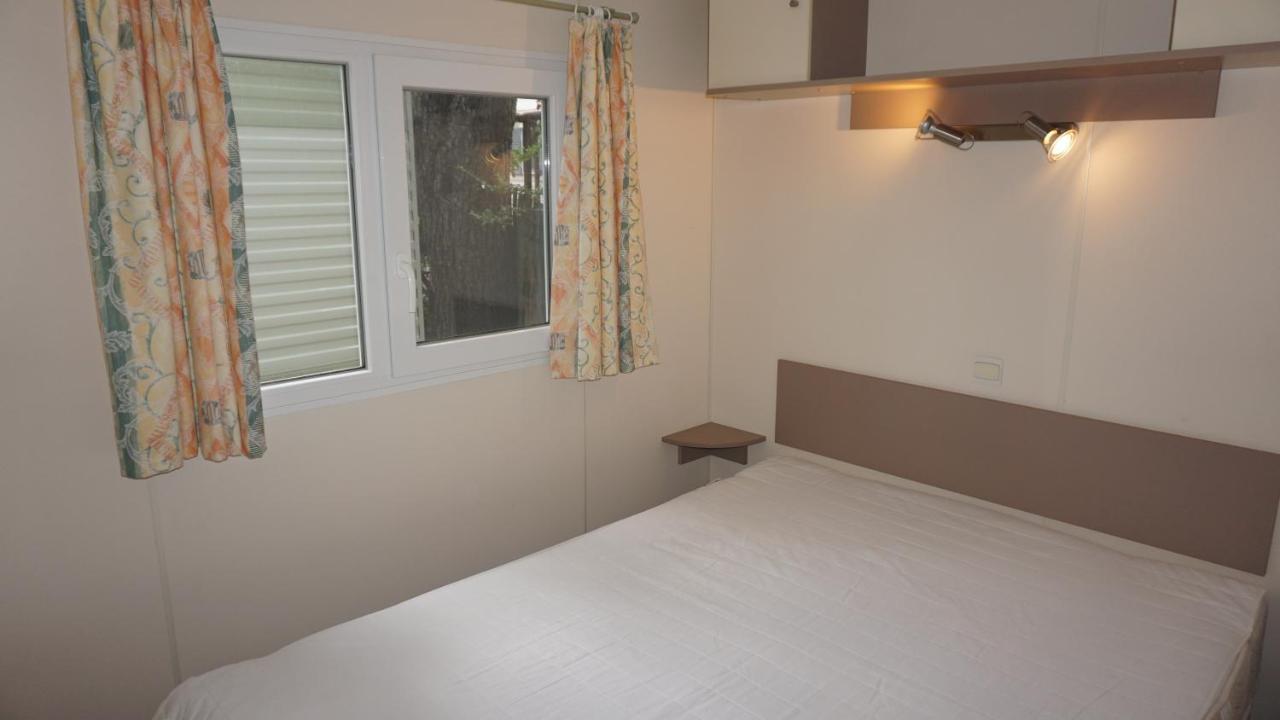 Chalets Met Buitenkeuken Op Camping Lei Suves - Joycasa รอกเกอบรูน-ซูร์-อาร์ฌ็องส์ ภายนอก รูปภาพ