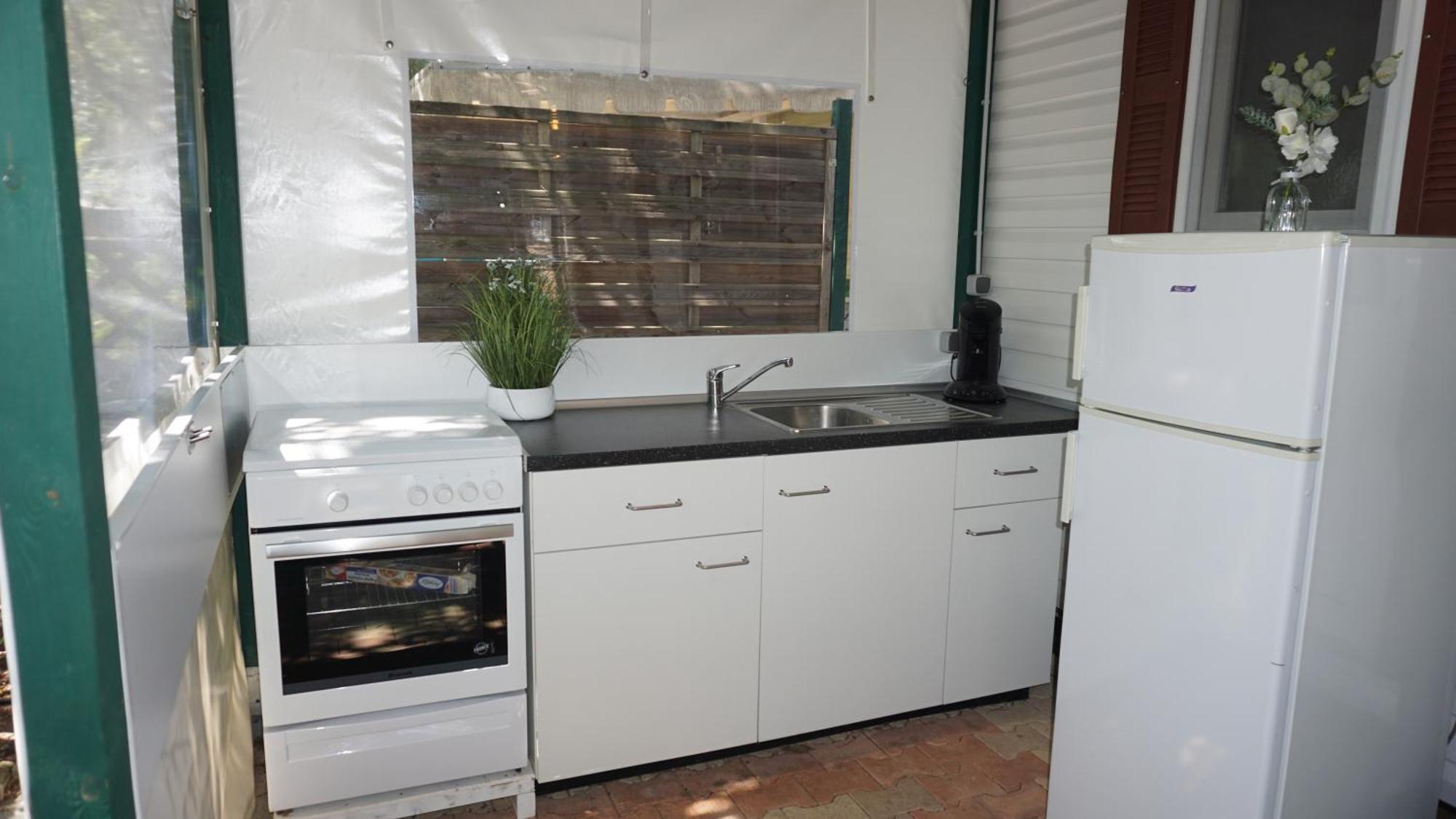 Chalets Met Buitenkeuken Op Camping Lei Suves - Joycasa รอกเกอบรูน-ซูร์-อาร์ฌ็องส์ ห้อง รูปภาพ
