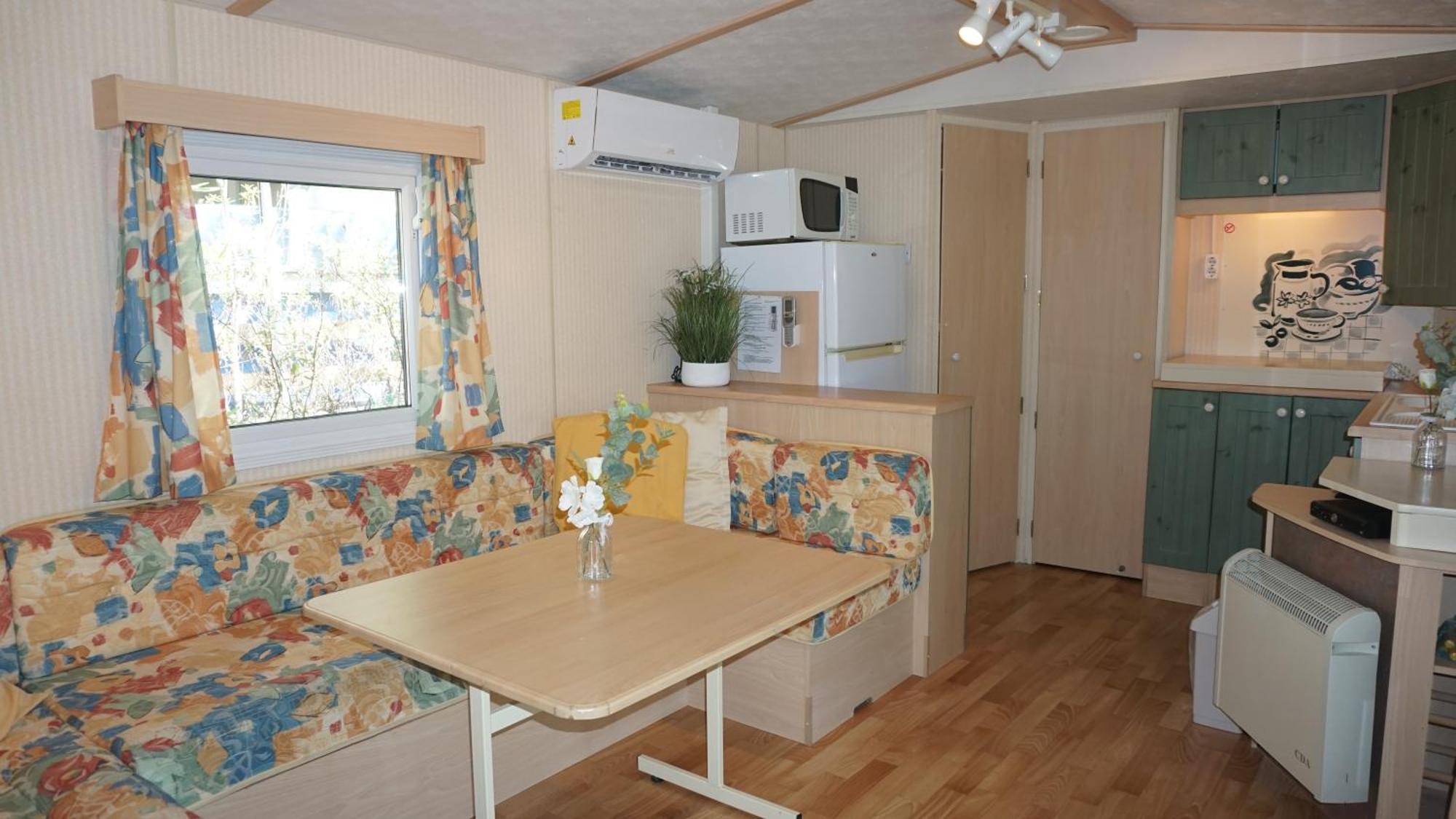 Chalets Met Buitenkeuken Op Camping Lei Suves - Joycasa รอกเกอบรูน-ซูร์-อาร์ฌ็องส์ ห้อง รูปภาพ
