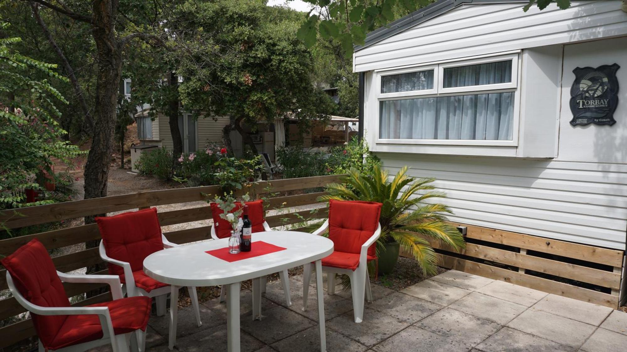 Chalets Met Buitenkeuken Op Camping Lei Suves - Joycasa รอกเกอบรูน-ซูร์-อาร์ฌ็องส์ ห้อง รูปภาพ