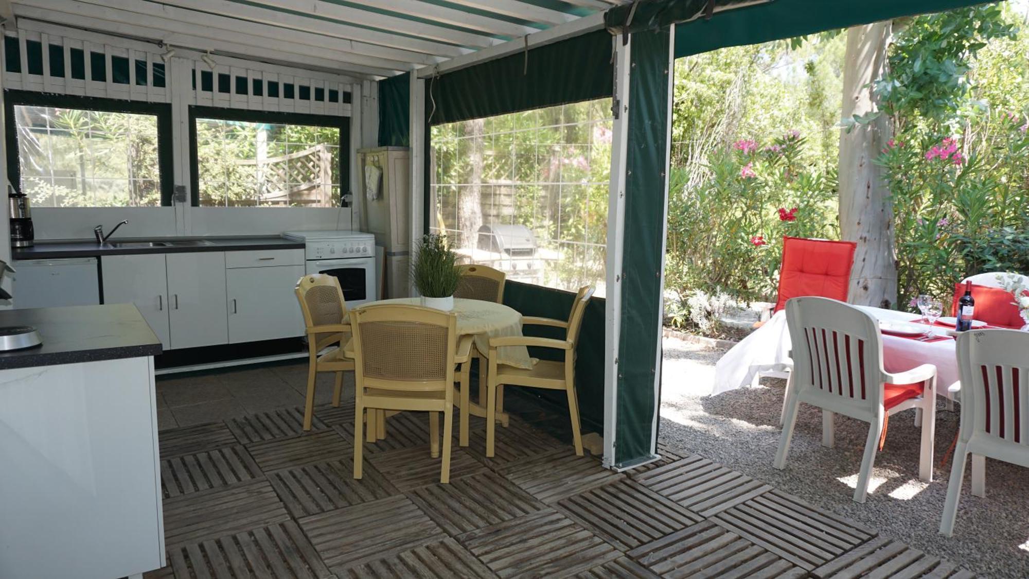 Chalets Met Buitenkeuken Op Camping Lei Suves - Joycasa รอกเกอบรูน-ซูร์-อาร์ฌ็องส์ ห้อง รูปภาพ