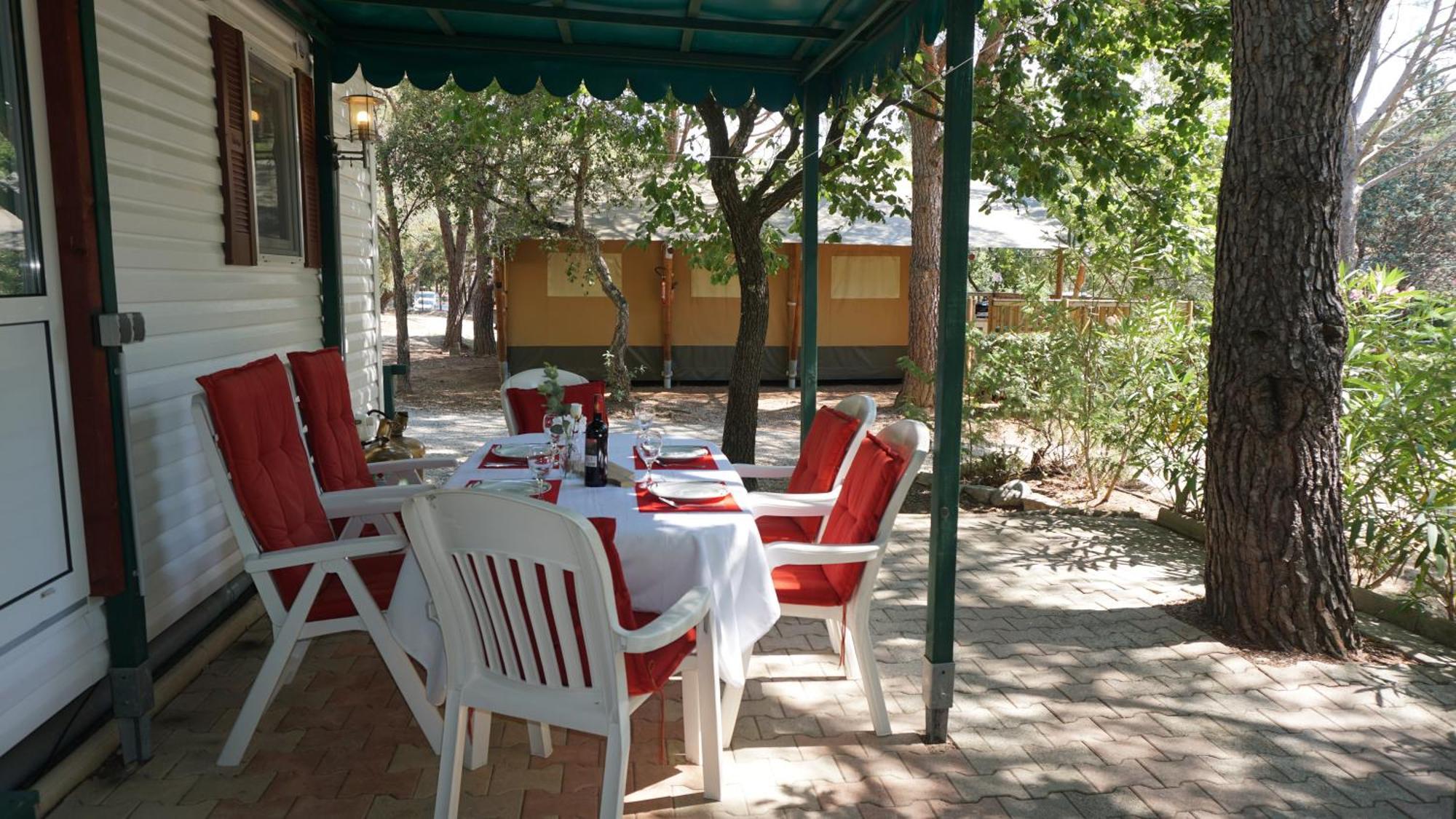 Chalets Met Buitenkeuken Op Camping Lei Suves - Joycasa รอกเกอบรูน-ซูร์-อาร์ฌ็องส์ ห้อง รูปภาพ