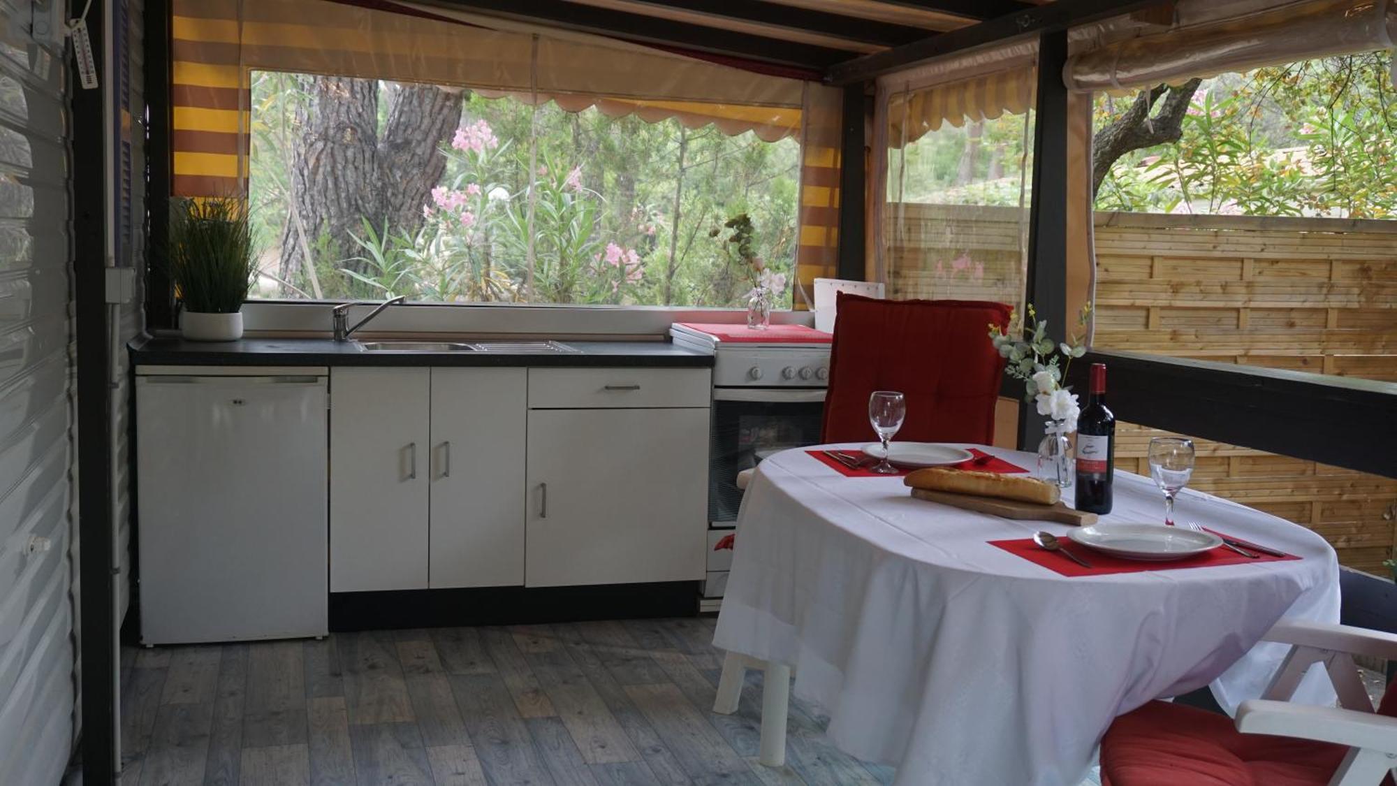 Chalets Met Buitenkeuken Op Camping Lei Suves - Joycasa รอกเกอบรูน-ซูร์-อาร์ฌ็องส์ ห้อง รูปภาพ