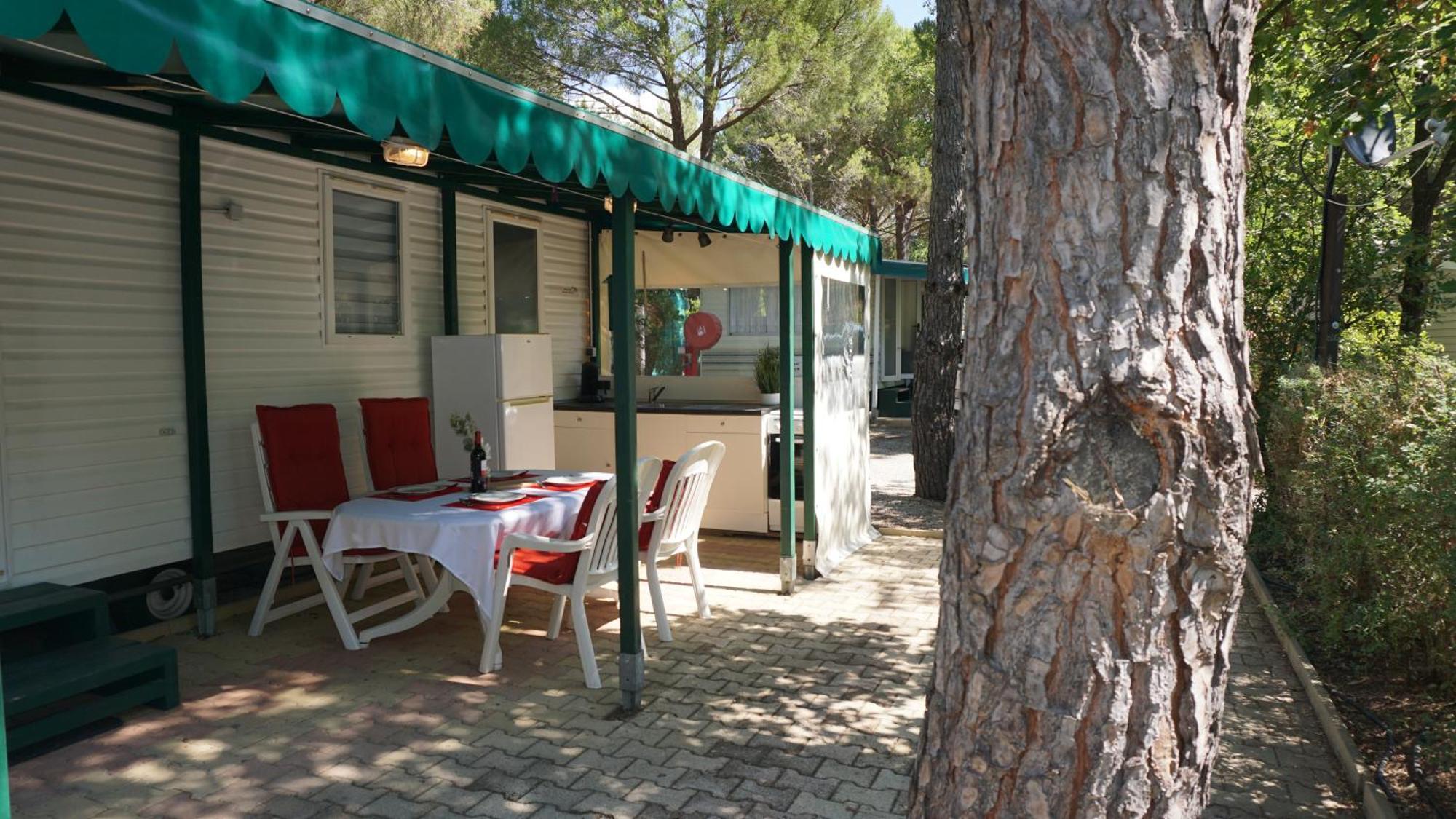 Chalets Met Buitenkeuken Op Camping Lei Suves - Joycasa รอกเกอบรูน-ซูร์-อาร์ฌ็องส์ ภายนอก รูปภาพ